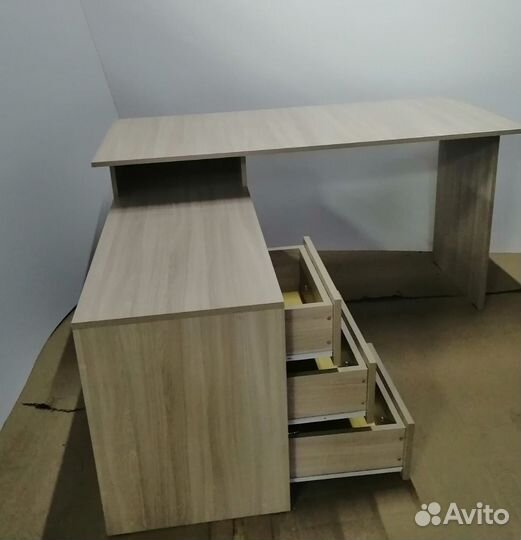 Угловой письменный стол