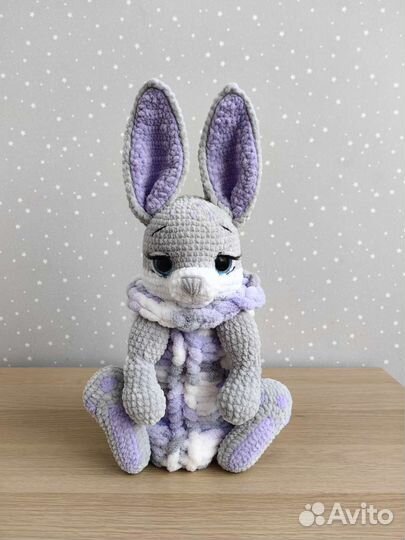 Вязаная игрушка пижамница зайка