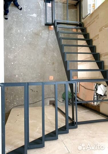 Лестница прямая на металлокаркасе
