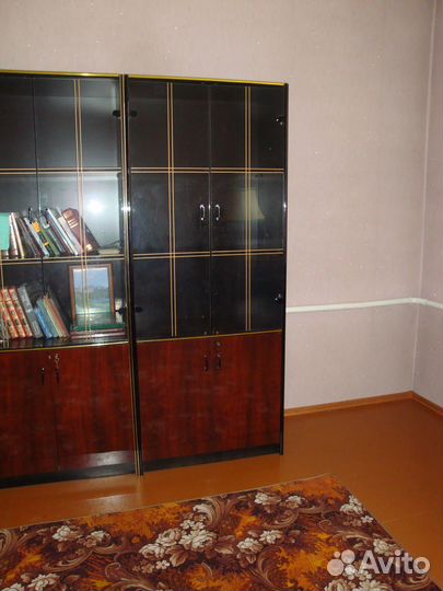 Книжный шкаф со стеклянными дверцами