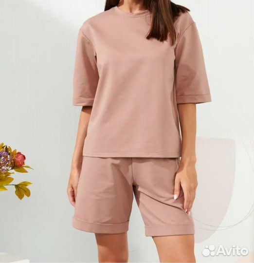 Шорты и футболка спортивные женские