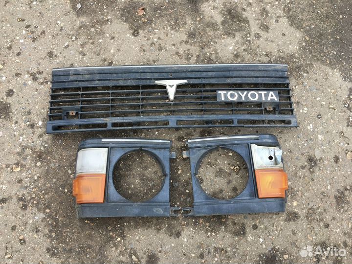 Решётка радиатора Toyota Hiace 3