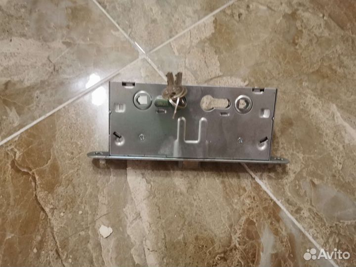 Замок дверной