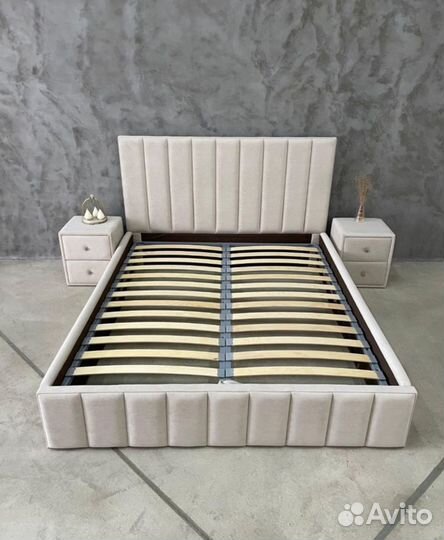 Кровать двуспальная с мягким изголовьем