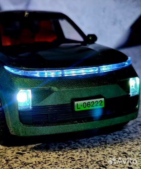 Металлическая машинка LiXiang L9