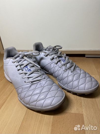 Футбольные бутсы (шиповки)