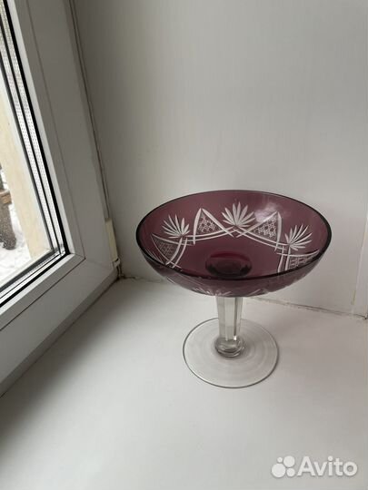 Вазы и бокалы из марганцевого стекла