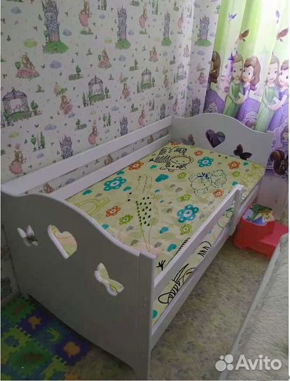 Кроватка с бортиком из натурального дерева детская