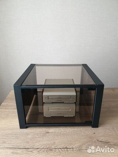 Стеклянная тумба под аудиотехнику