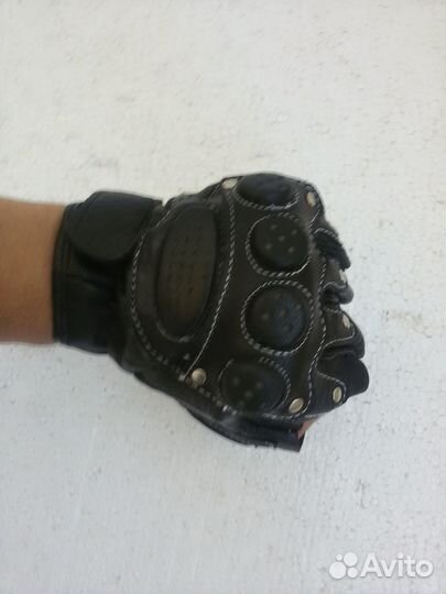 Мужские кожаные перчатки для вождения с заклёпками