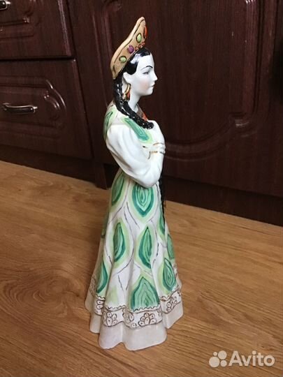 Статуэтка фарфоровая Хозяйка медной горы