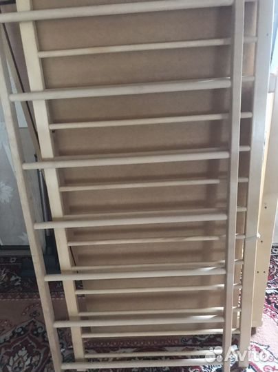 Детская кроватка с маятником