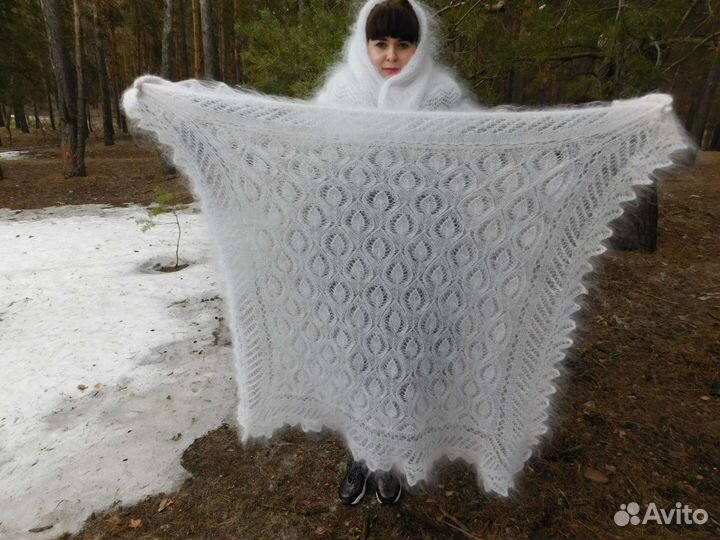 Белый пуховый платок ажурный