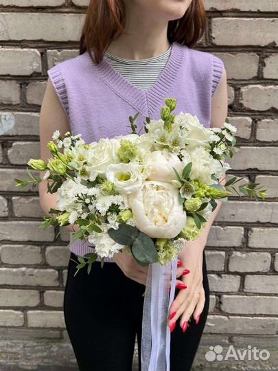 Раскидистый букет невесты в бело-зелёной гамме