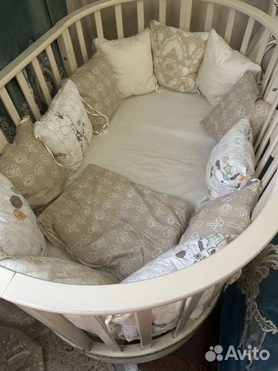 Детская кроватка с маятником