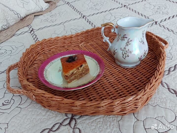 Плетеный поднос с ручками в форме сердца