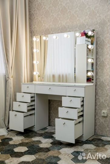 Макияжный стол с безрамным зеркалом и лампами