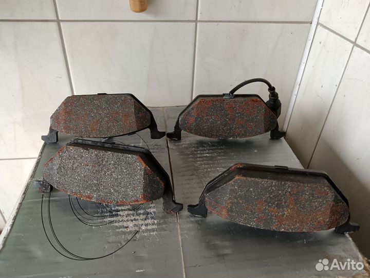Тормозные колодки передние