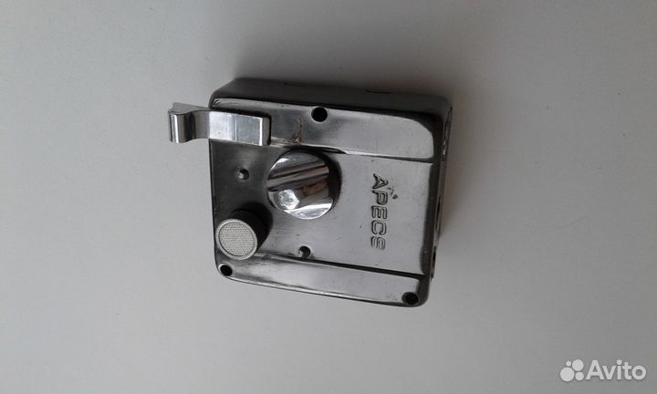 Замок дверной накладной