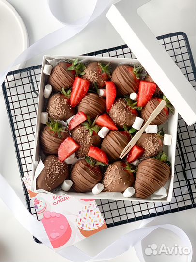 Клубника в шоколаде в букетах, коробках