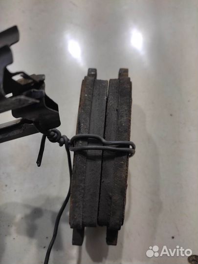 Тормозные колодки (задние, левые)