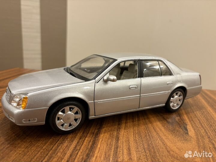 1/18 Maisto Cadillac DeVille 2000