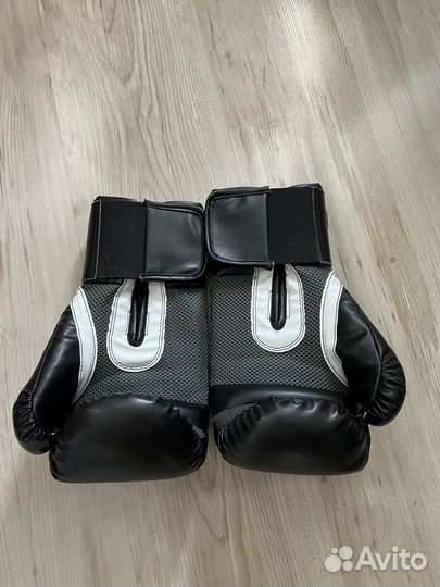 Боксерские перчатки everlast 10 oz