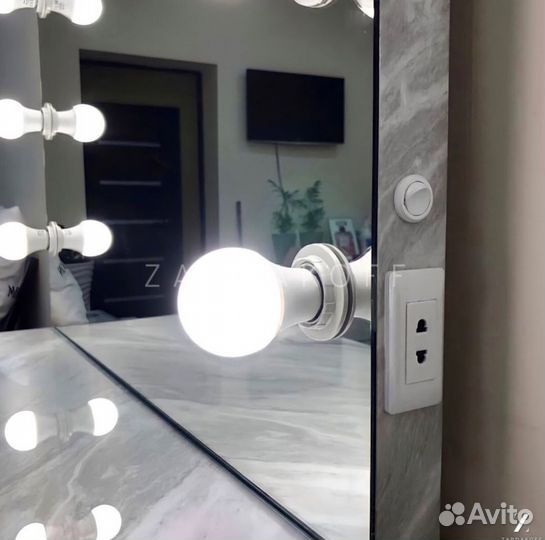 Туалетный столик и гримерное зеркало с подсветкой
