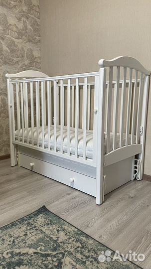 Детская кроватка с универсальным маятником