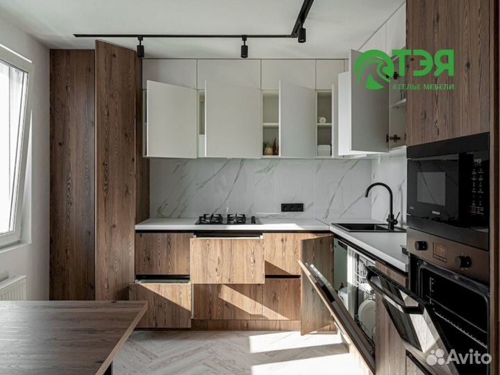 Кухня темно-древесного цвета