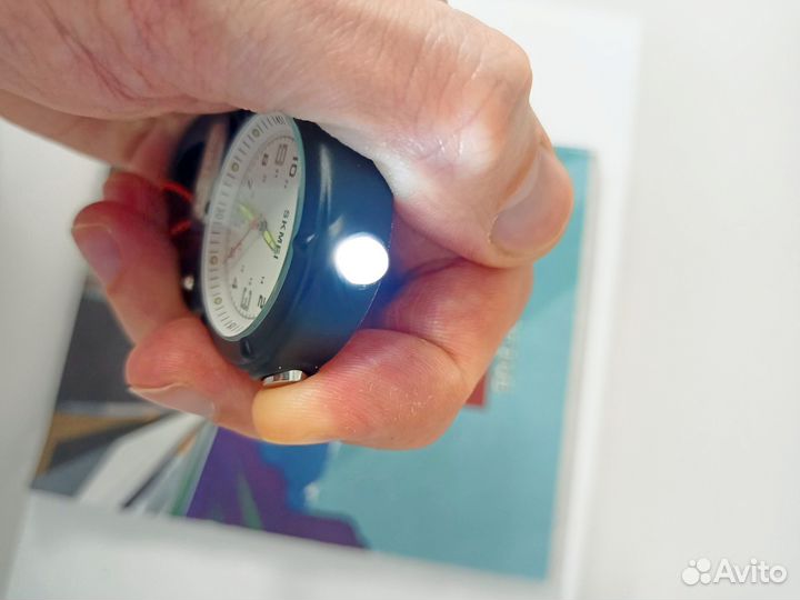 Часы походные с карабином и фонариком