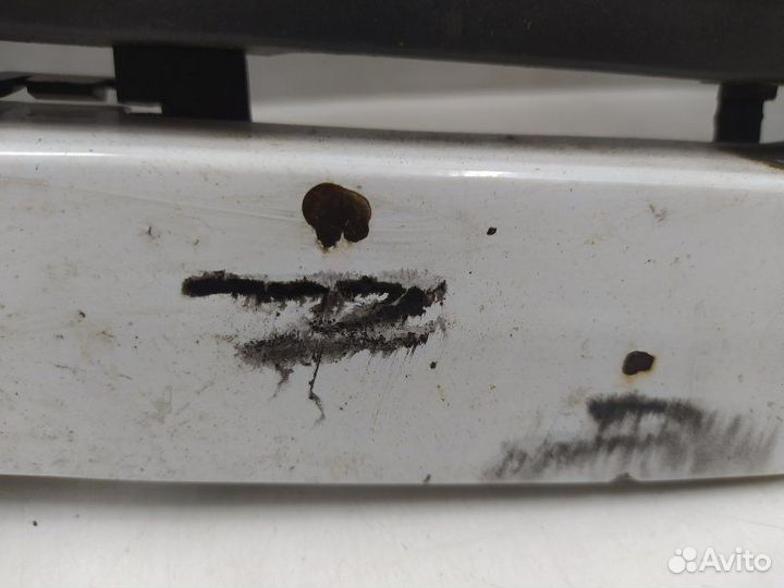 Б/У Б/У Решетка радиатора Небольшая вмятина.Дефект