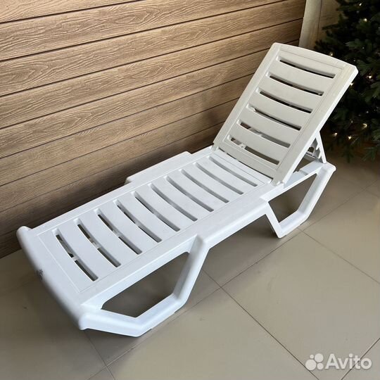 Шезлонги пластиковые пляжные