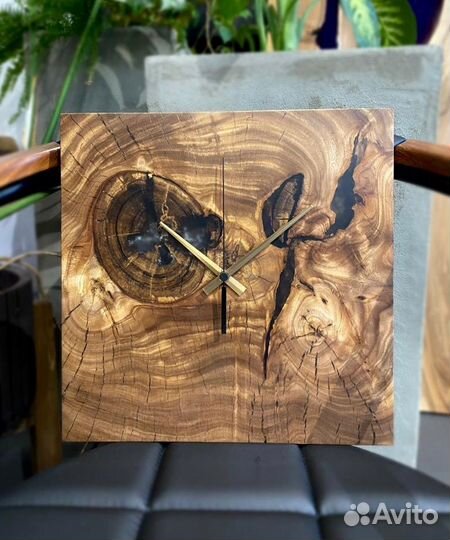 В наличии часы лофт из спила карагача и смолы