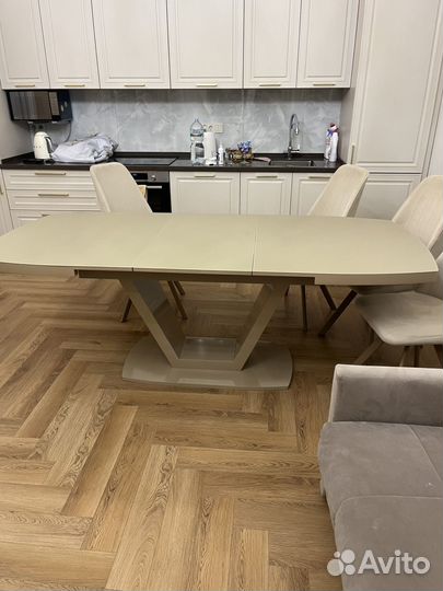 Обеденный стол