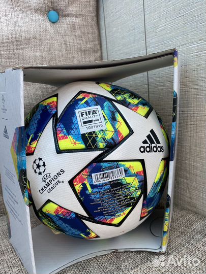 Футбольный мяч adidas