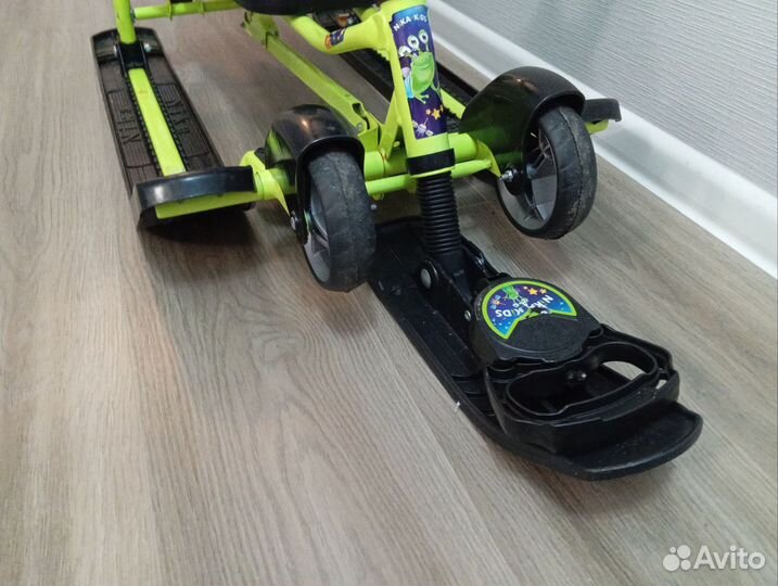 Снегокат с ручкой колесами и спинкой