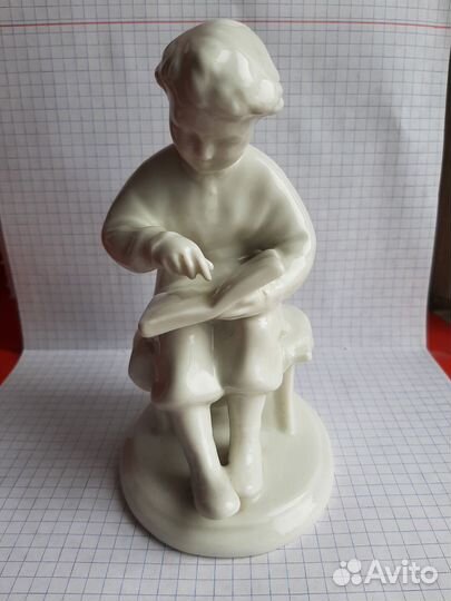Фарфоровая статуэтка Молодой Ленин с книгой