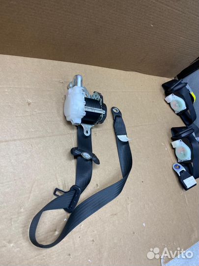 Передний правый ремень безопасности LC 200