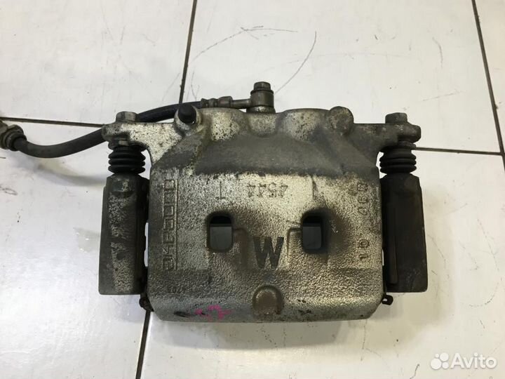 Суппорт передний правый Infiniti Q50 V37