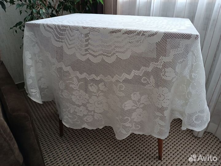 Ажурная праздничная скатерть