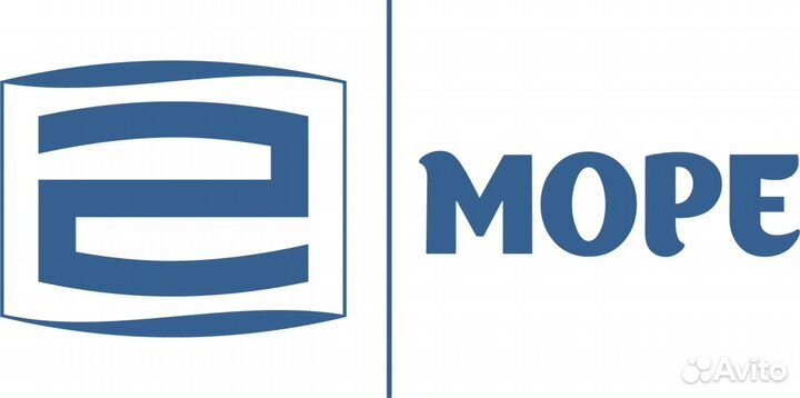Сотрудник мойки брусчатки аппаратом авд