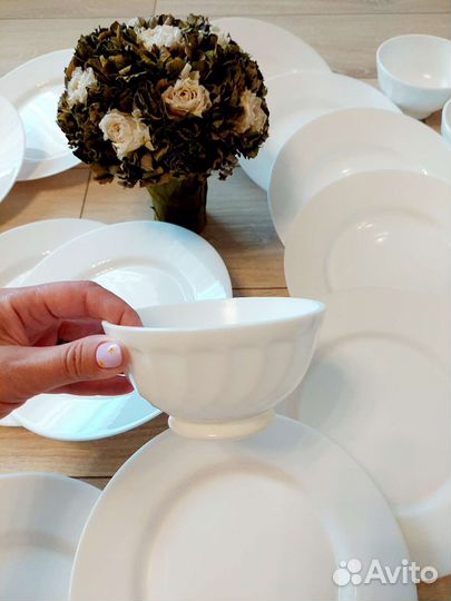 Набор столовой посуды из 16 больших тарелок