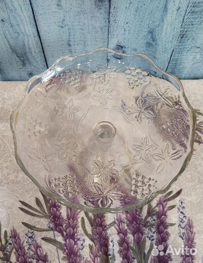 Ваза для фруктов на ножке