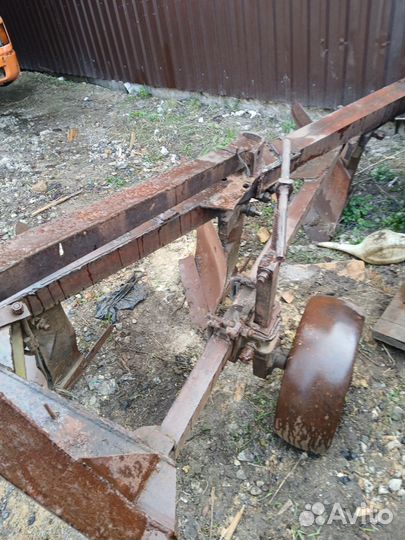 Плуг трехкорпусный