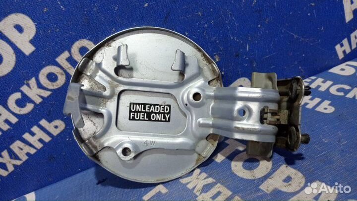 Лючок бензобака Toyota Verso минивен 2ZR-FE 2009