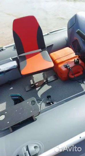 Сиденье красно-черное с опорой из нержи