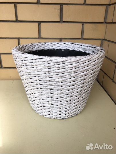 Кашпо для цветов из ротанга