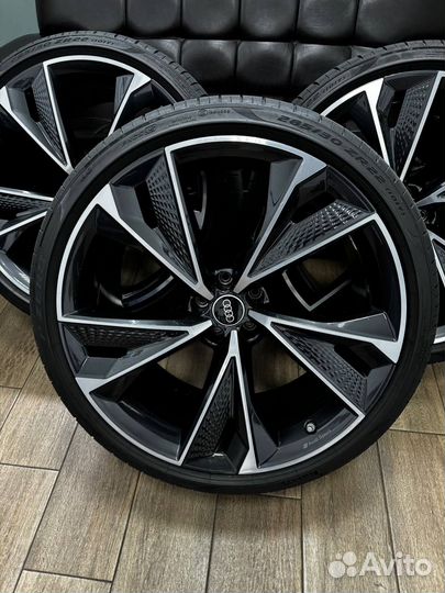 Диски оригинал R22 с резиной Pirelli на Audi RS7,R