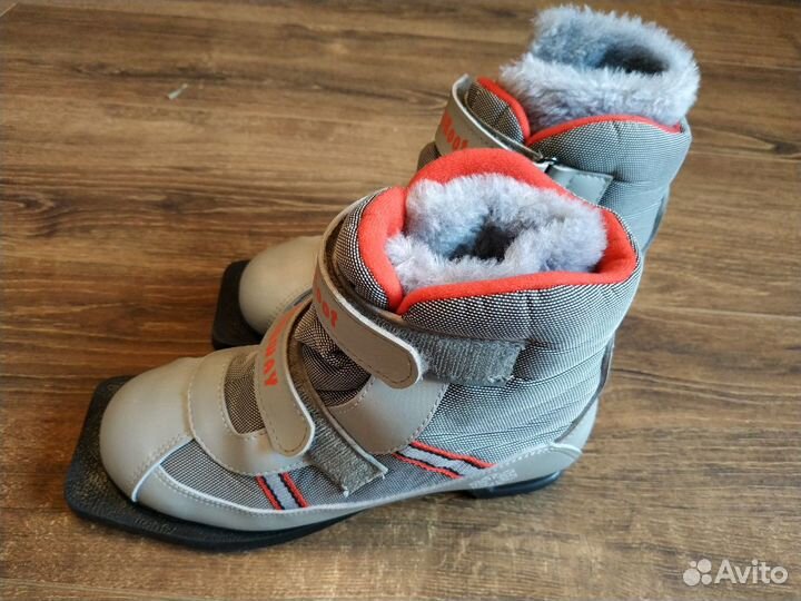 Лыжные ботинки (размер 35)